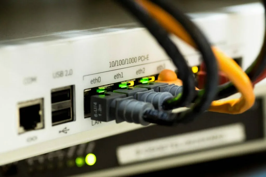 Live Ethernet connections on network equipment